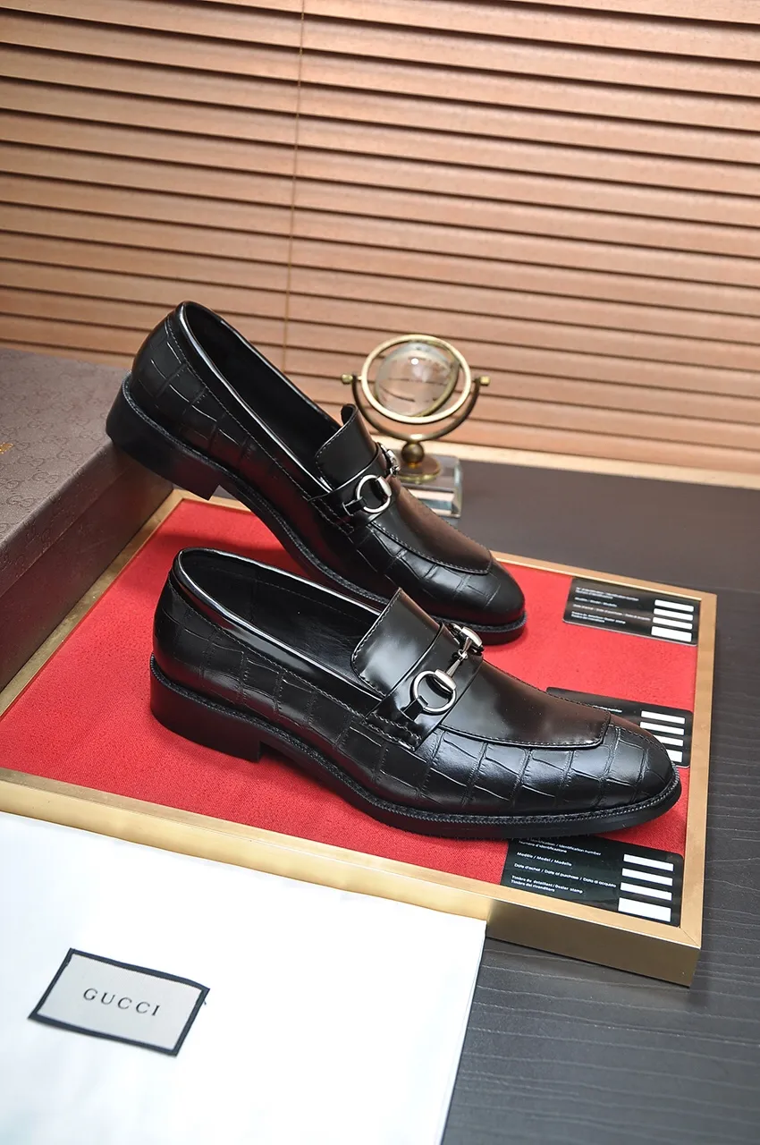 Men's shoes💰460💶Italy's top luxury men's shoe giant [GUCCI] has arrived in new style🍃Original European style🔰 Pleasant to the eye😍In order to make the shoes more durable and non-deformable🌀The production continues to follow traditional methods but there is still no lack of innovation💪The original sheepskin is chosen for the leather♻Smooth, natural and extra bright⭐Made of imported cowhide, the first choice of the rich 38-45 (45 customized)